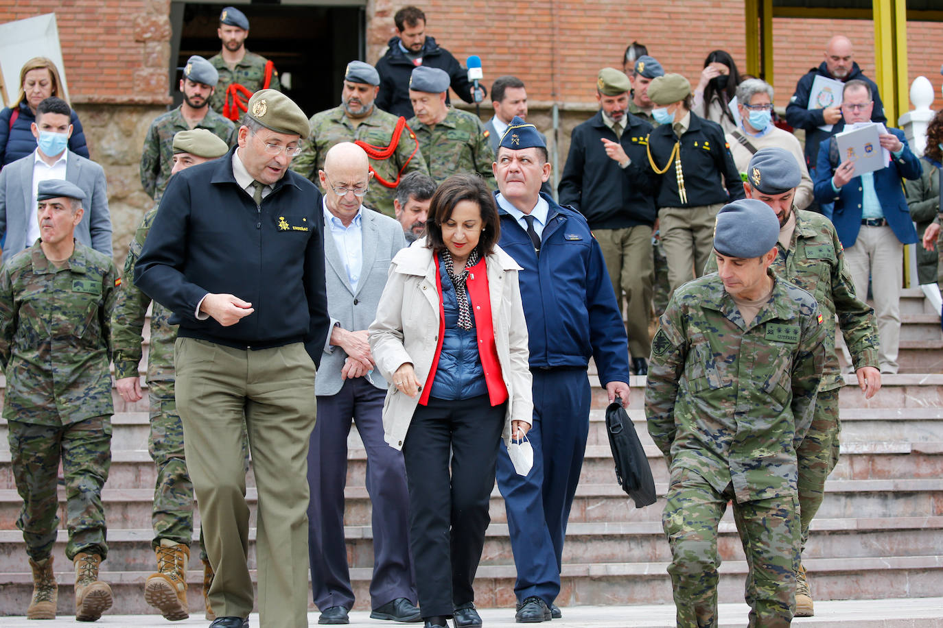 La ministra de Defensa ha mantenido un encuentro con personal destacado del Regimiento 'Príncipe número 3' y ha presenciado un simulacro sobre primeros auxilios en zona de combate. También se incluyó la interpretación del Himno Nacional a cargo de la Banda de Guerra y una exhibición del vuelo de 'Xana', un águila harris que se ha convertido en la mascota del acuartelamiento. 