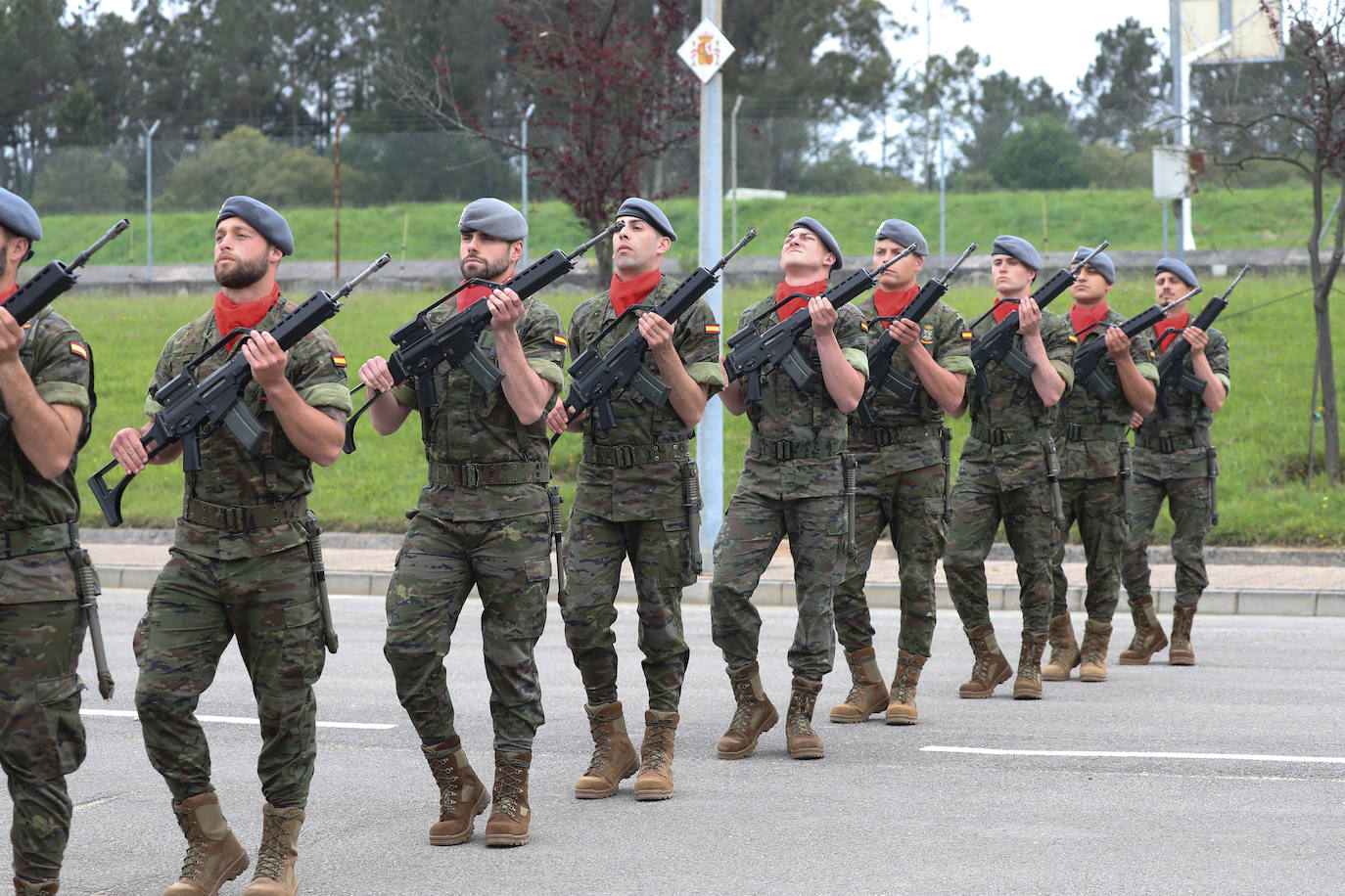 La ministra de Defensa ha mantenido un encuentro con personal destacado del Regimiento 'Príncipe número 3' y ha presenciado un simulacro sobre primeros auxilios en zona de combate. También se incluyó la interpretación del Himno Nacional a cargo de la Banda de Guerra y una exhibición del vuelo de 'Xana', un águila harris que se ha convertido en la mascota del acuartelamiento. 