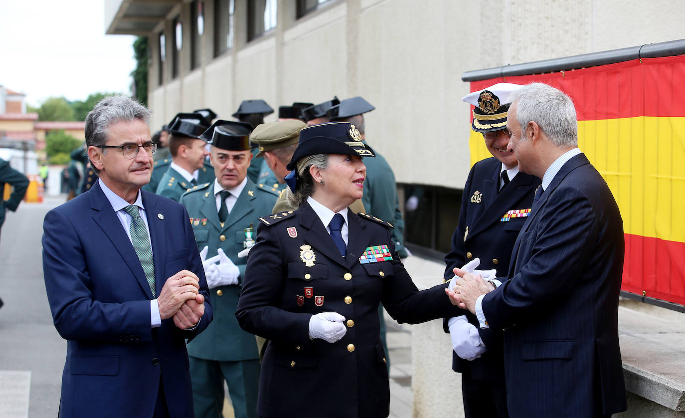 La Guardia Civil celebra en Oviedo los 178 años de su fundación en una ceremonia donde se homenajeó las acciones más heroicas del último año. En el acto se entregaron 25 condecoraciones al mérito de la Guardia Civil y siete más al mérito militar, además de seis placas de reconocimiento a quienes pasaban al retiro y dos premios especiales por acciones humanitarias