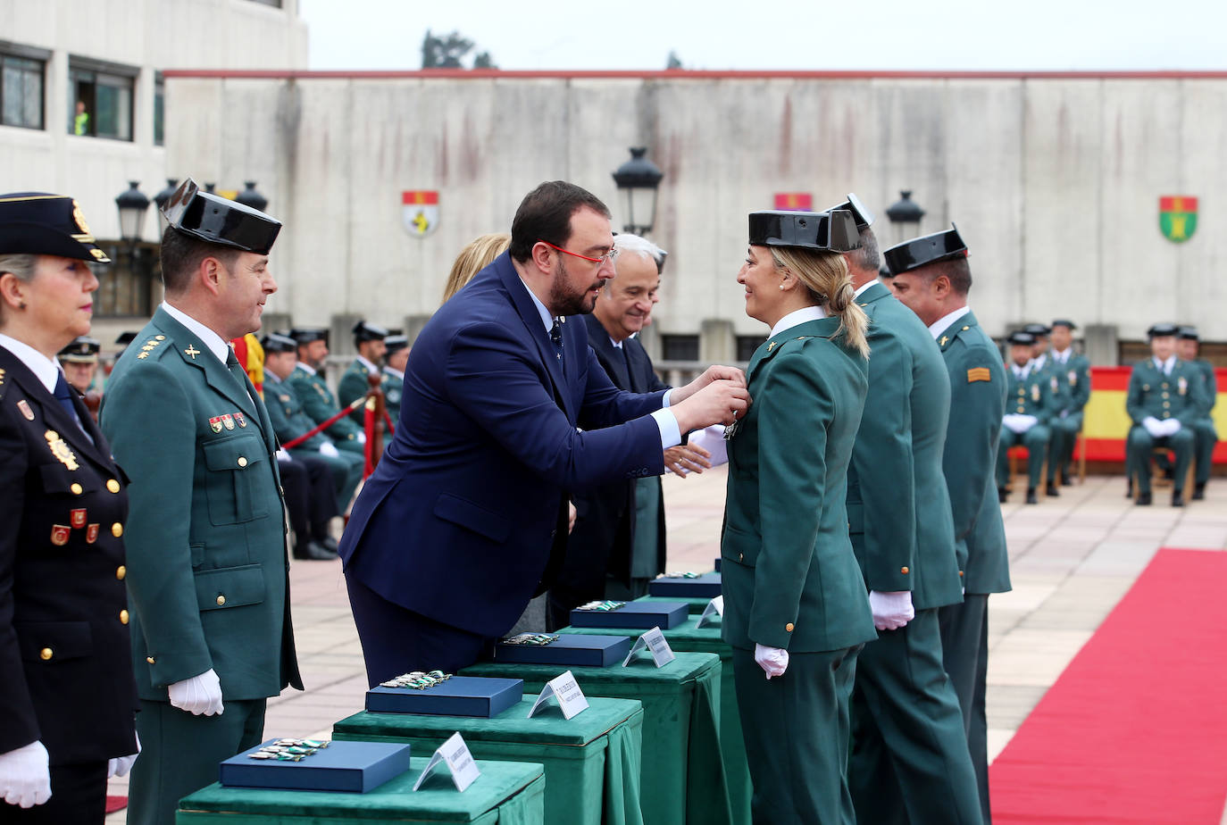 La Guardia Civil celebra en Oviedo los 178 años de su fundación en una ceremonia donde se homenajeó las acciones más heroicas del último año. En el acto se entregaron 25 condecoraciones al mérito de la Guardia Civil y siete más al mérito militar, además de seis placas de reconocimiento a quienes pasaban al retiro y dos premios especiales por acciones humanitarias