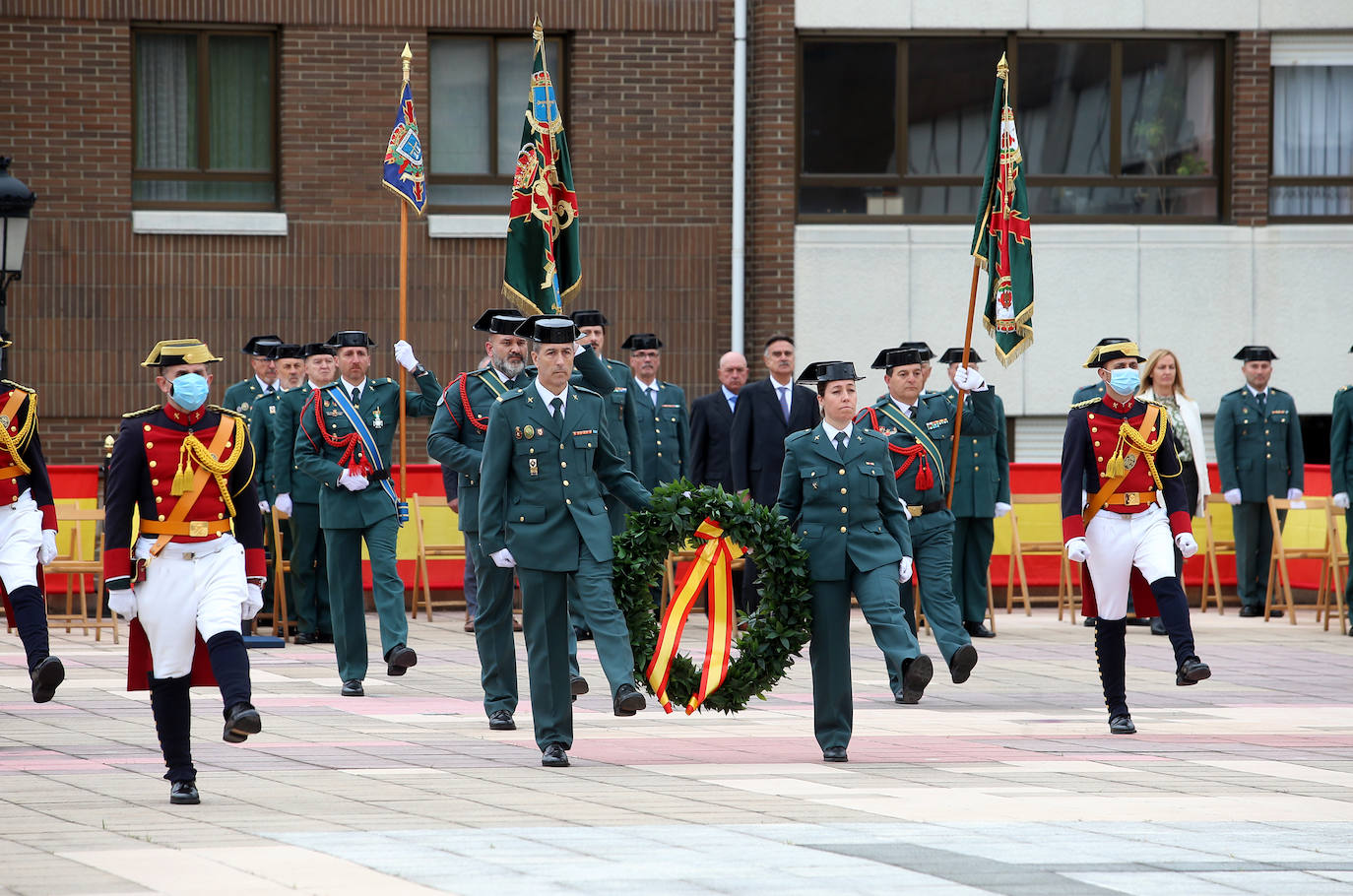 La Guardia Civil celebra en Oviedo los 178 años de su fundación en una ceremonia donde se homenajeó las acciones más heroicas del último año. En el acto se entregaron 25 condecoraciones al mérito de la Guardia Civil y siete más al mérito militar, además de seis placas de reconocimiento a quienes pasaban al retiro y dos premios especiales por acciones humanitarias