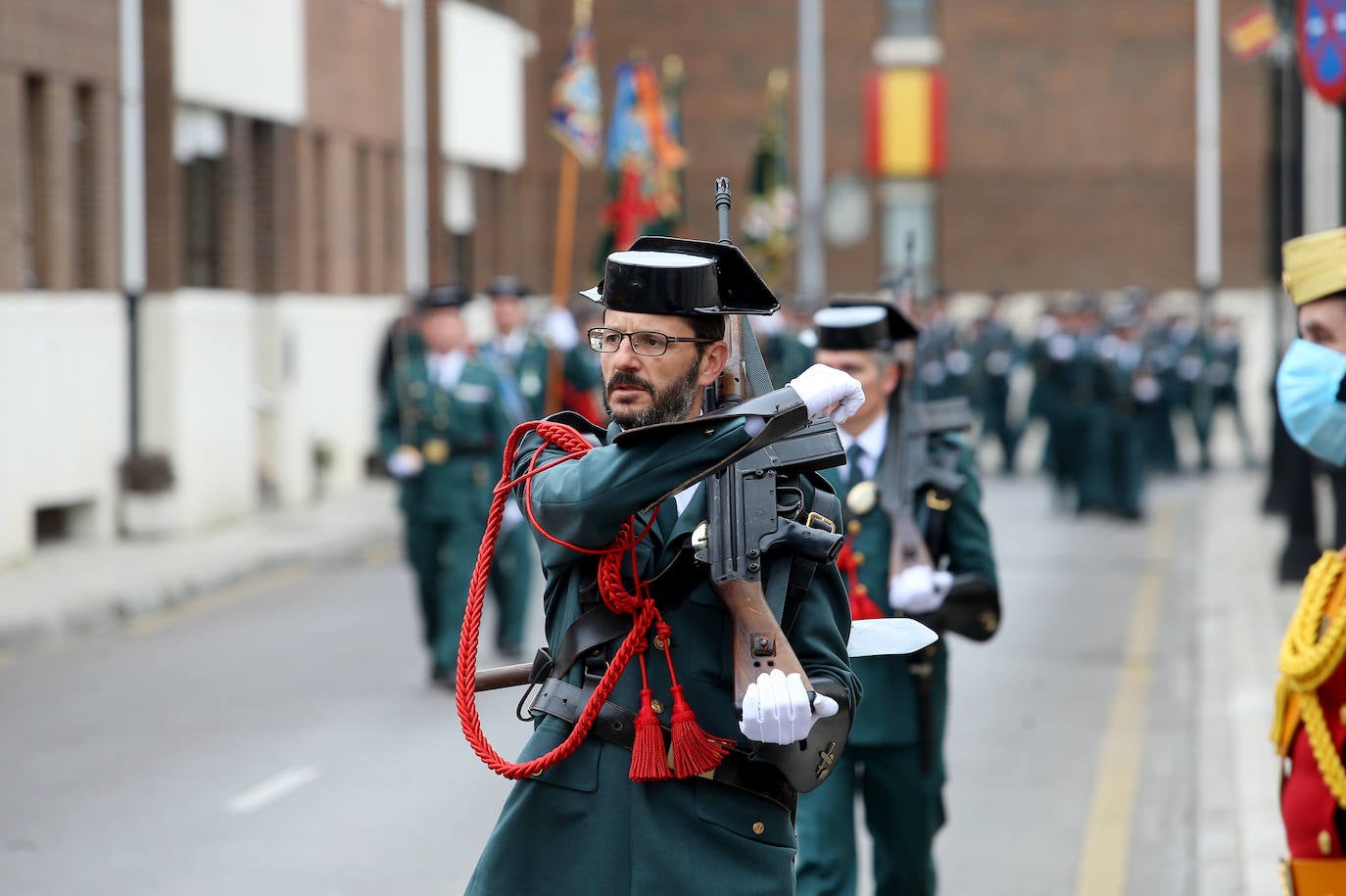 La Guardia Civil celebra en Oviedo los 178 años de su fundación en una ceremonia donde se homenajeó las acciones más heroicas del último año. En el acto se entregaron 25 condecoraciones al mérito de la Guardia Civil y siete más al mérito militar, además de seis placas de reconocimiento a quienes pasaban al retiro y dos premios especiales por acciones humanitarias