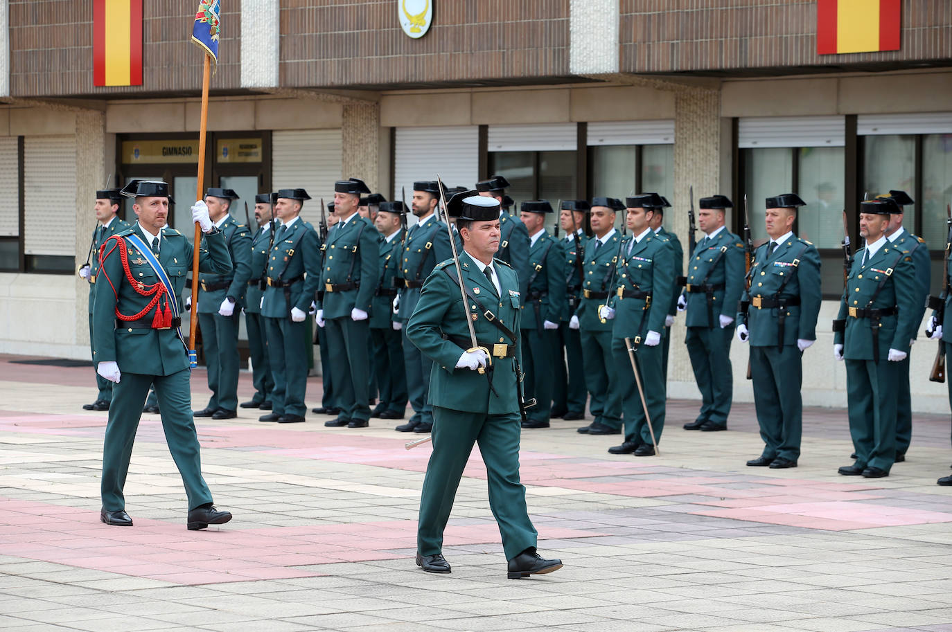 La Guardia Civil celebra en Oviedo los 178 años de su fundación en una ceremonia donde se homenajeó las acciones más heroicas del último año. En el acto se entregaron 25 condecoraciones al mérito de la Guardia Civil y siete más al mérito militar, además de seis placas de reconocimiento a quienes pasaban al retiro y dos premios especiales por acciones humanitarias