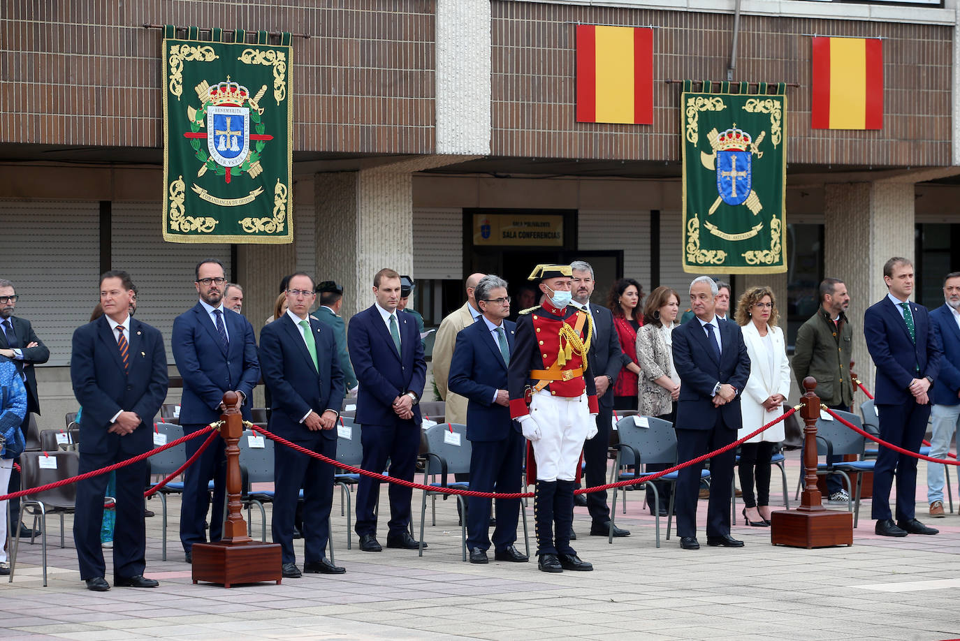 La Guardia Civil celebra en Oviedo los 178 años de su fundación en una ceremonia donde se homenajeó las acciones más heroicas del último año. En el acto se entregaron 25 condecoraciones al mérito de la Guardia Civil y siete más al mérito militar, además de seis placas de reconocimiento a quienes pasaban al retiro y dos premios especiales por acciones humanitarias