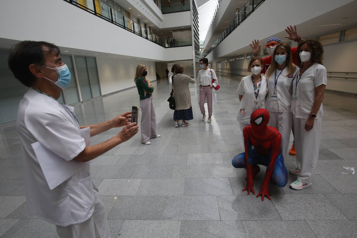 Medio centenar de niños permanecen hospitalizados en el HUCA, una cifra que refuerza la importante labor llevada a cabo por voluntarios, que este viernes han hecho sobrevolar cometas de colores conmemorando el Día Mundial de la Infancia Hospitalizada. También han preparado otras actividades, como cantacuentos o disfraces. Todo ello para ayudar a combatir «los días malos y los menos malos», como dice el padre de una de las niñas hospitalizadas. 