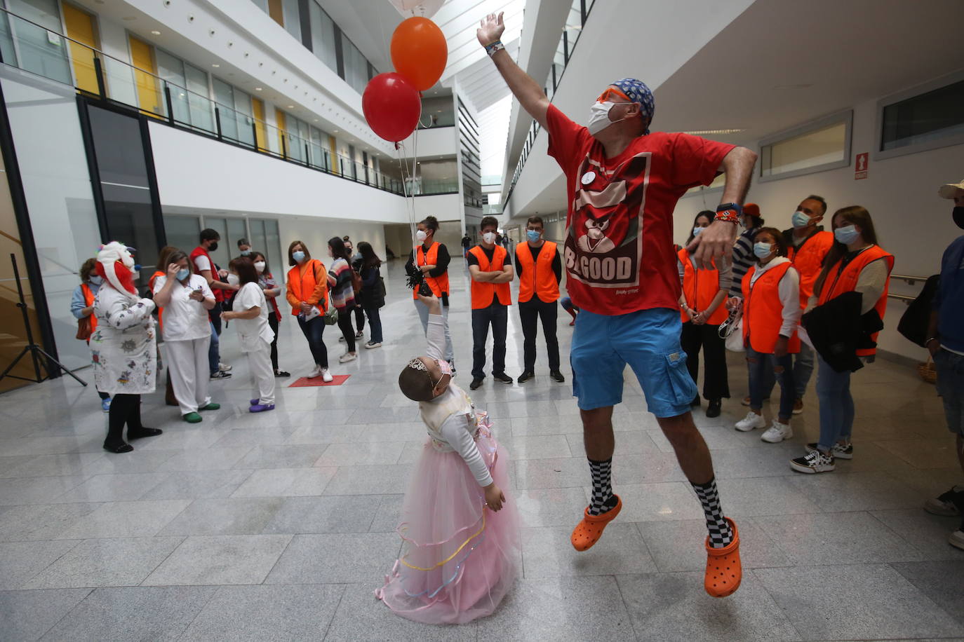 Medio centenar de niños permanecen hospitalizados en el HUCA, una cifra que refuerza la importante labor llevada a cabo por voluntarios, que este viernes han hecho sobrevolar cometas de colores conmemorando el Día Mundial de la Infancia Hospitalizada. También han preparado otras actividades, como cantacuentos o disfraces. Todo ello para ayudar a combatir «los días malos y los menos malos», como dice el padre de una de las niñas hospitalizadas. 