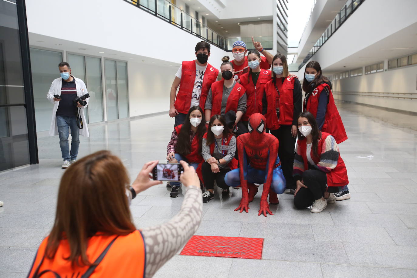 Medio centenar de niños permanecen hospitalizados en el HUCA, una cifra que refuerza la importante labor llevada a cabo por voluntarios, que este viernes han hecho sobrevolar cometas de colores conmemorando el Día Mundial de la Infancia Hospitalizada. También han preparado otras actividades, como cantacuentos o disfraces. Todo ello para ayudar a combatir «los días malos y los menos malos», como dice el padre de una de las niñas hospitalizadas. 