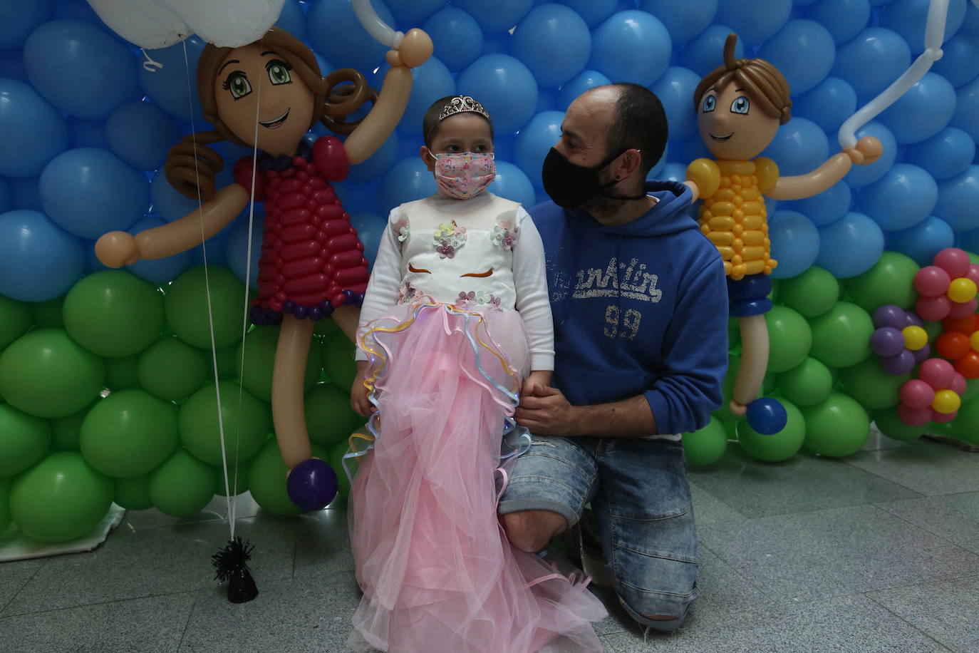 Medio centenar de niños permanecen hospitalizados en el HUCA, una cifra que refuerza la importante labor llevada a cabo por voluntarios, que este viernes han hecho sobrevolar cometas de colores conmemorando el Día Mundial de la Infancia Hospitalizada. También han preparado otras actividades, como cantacuentos o disfraces. Todo ello para ayudar a combatir «los días malos y los menos malos», como dice el padre de una de las niñas hospitalizadas. 