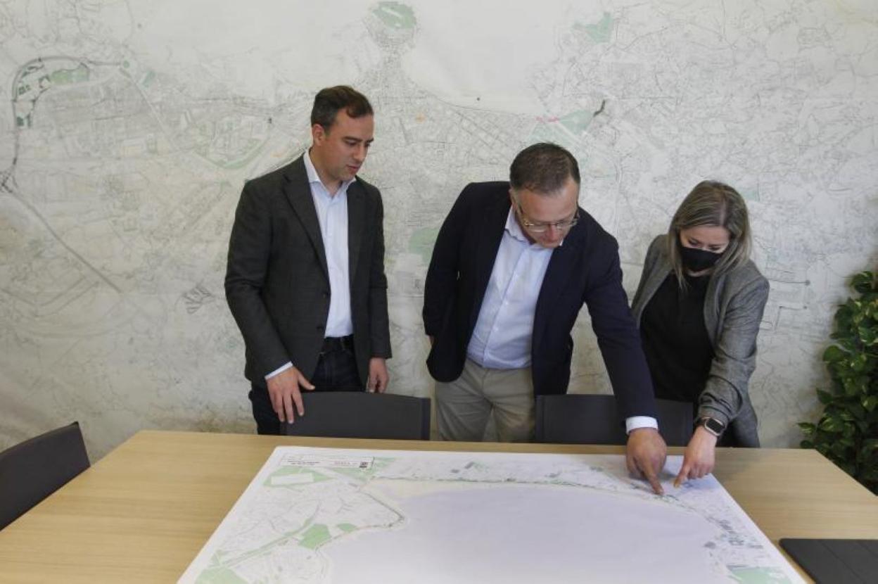 Olmo Ron comparte impresiones sobre el anteproyecto de reforma del Muro con Joel García y Pilar Díaz, directivos de CAC-Asprocon. 