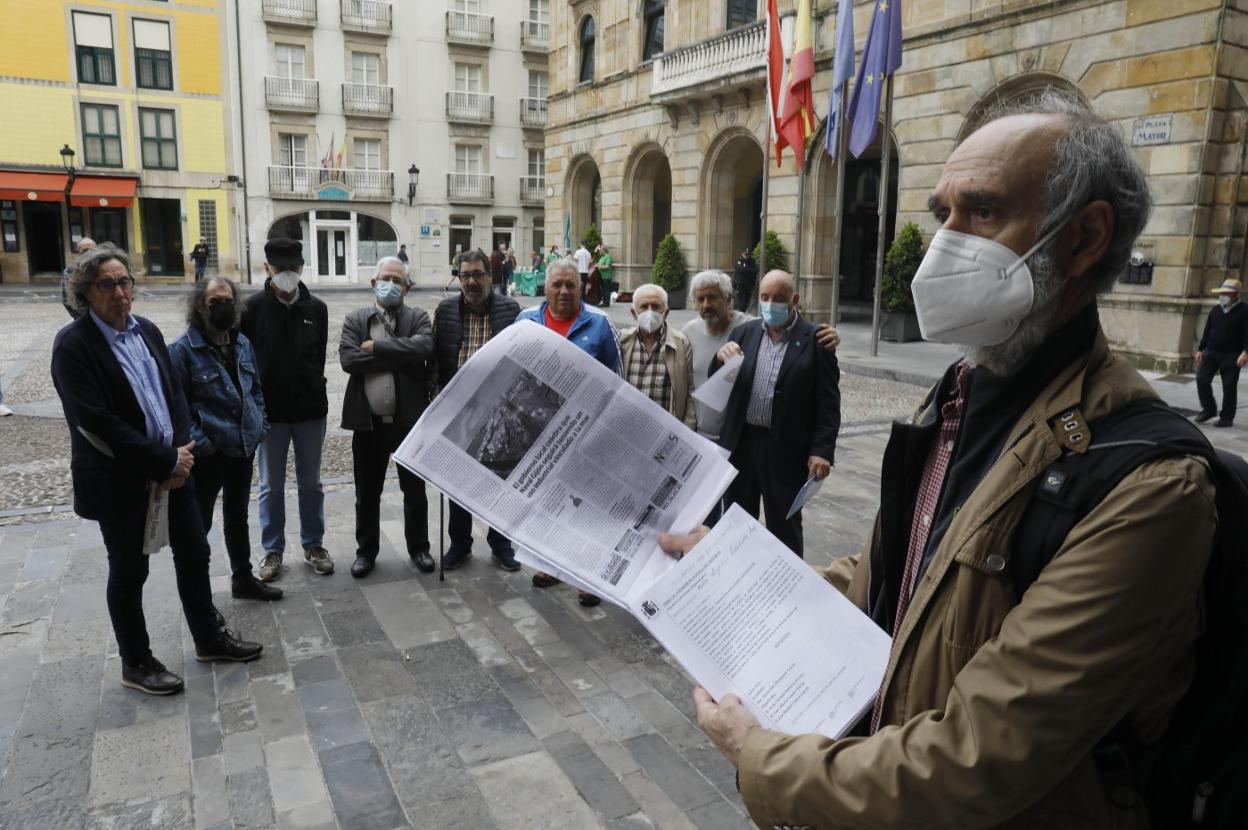Martínez Morala muestra las noticias de EL COMERCIO sobre la sentencia de Naval Gijón. 