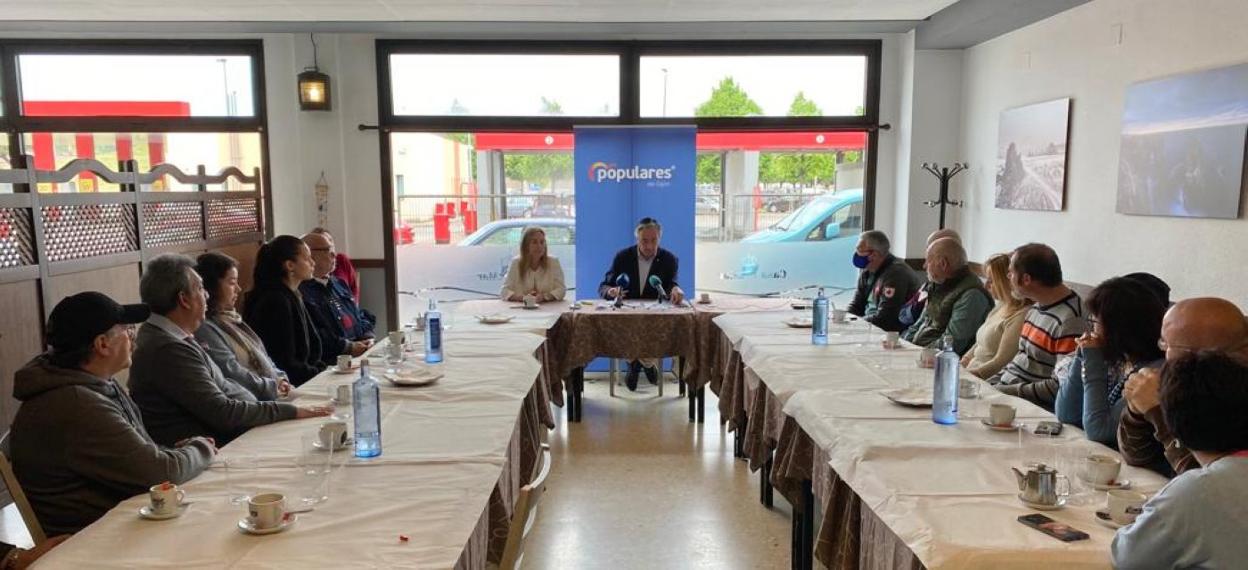 Cristina Villanueva, secretaria general del PP local, y Pablo González presidieron la reunión de trabajo sobre la campaña Equipos de Barrio. 