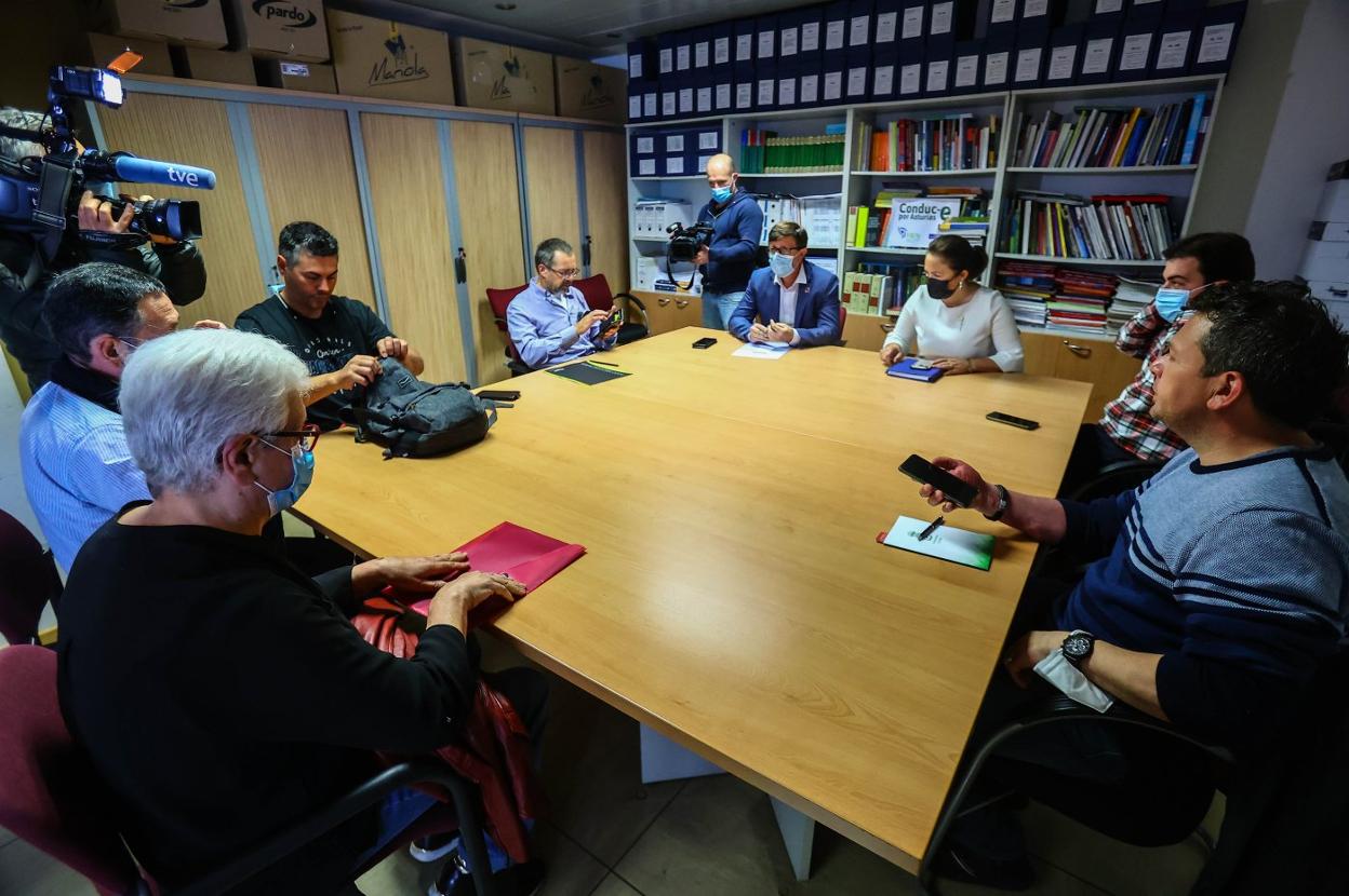 El comité se reunió ayer con los directores generales de Empleo y Medio Rural y el alcalde de Salas. 