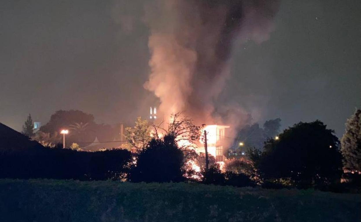 Las llamas y la columna de humo alertaron a los vecinos de Somió. 