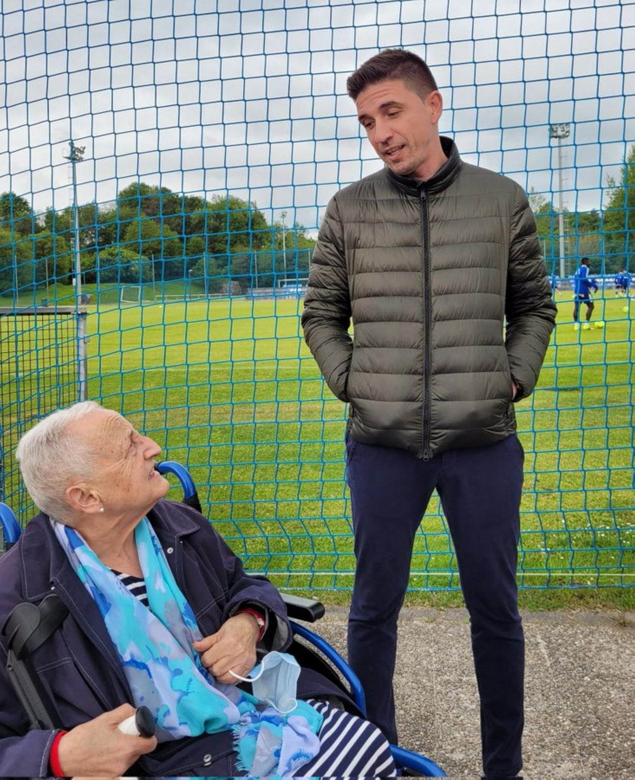Isabel Campo, junto al director deportivo Rubén Reyes. 