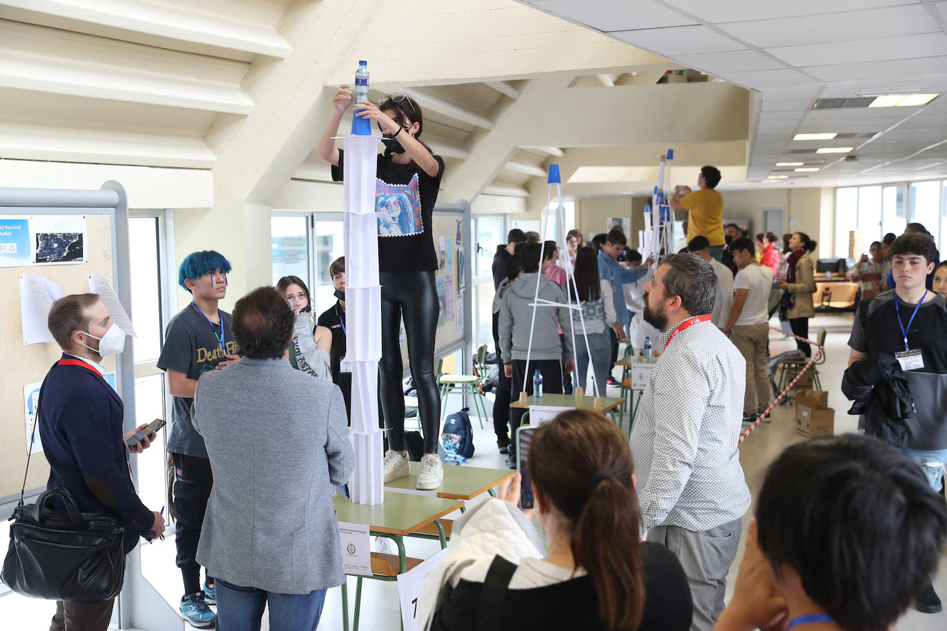 Alumnos de Bachillerato y Secundaria de 56 centros asturianos han participado este sábado en las primeras Olimpiadas de Ingeniería Industrial de la EPI. Esta competición se ha celebrado con el principal objetivo de «incentivar los itinerarios tecnológicos», además de «premiar el esfuerzo y la excelencia académica de los estudiantes», ha señalado Juan Carlos Campo, director de la EPI. 