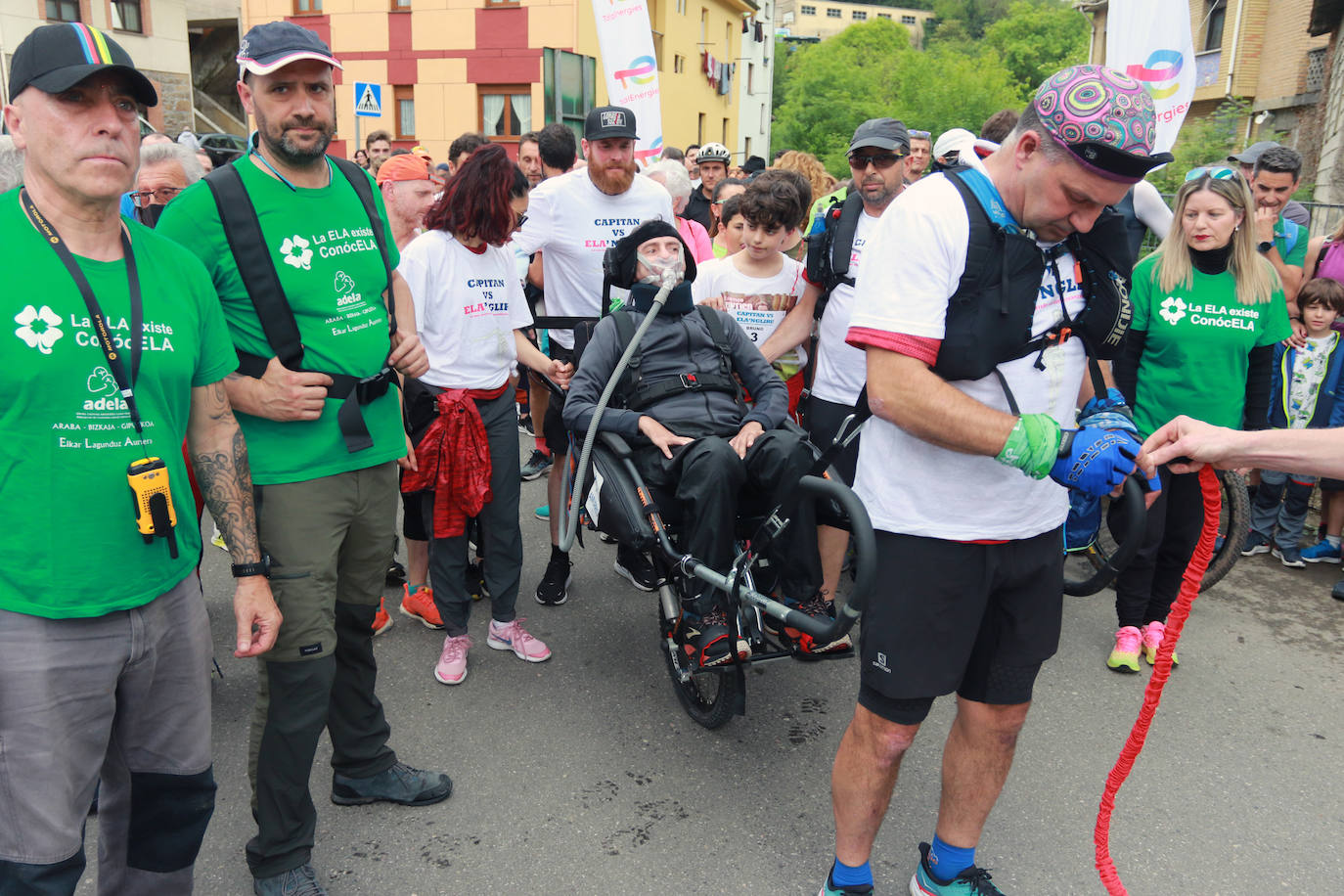 El exatleta José Luis Capitán, en silla de ruedas, volvió a la cima de L'Angliru rodeado de familia, amigos y deportistas para dar visibilidad a la ELA y recaudar fondos