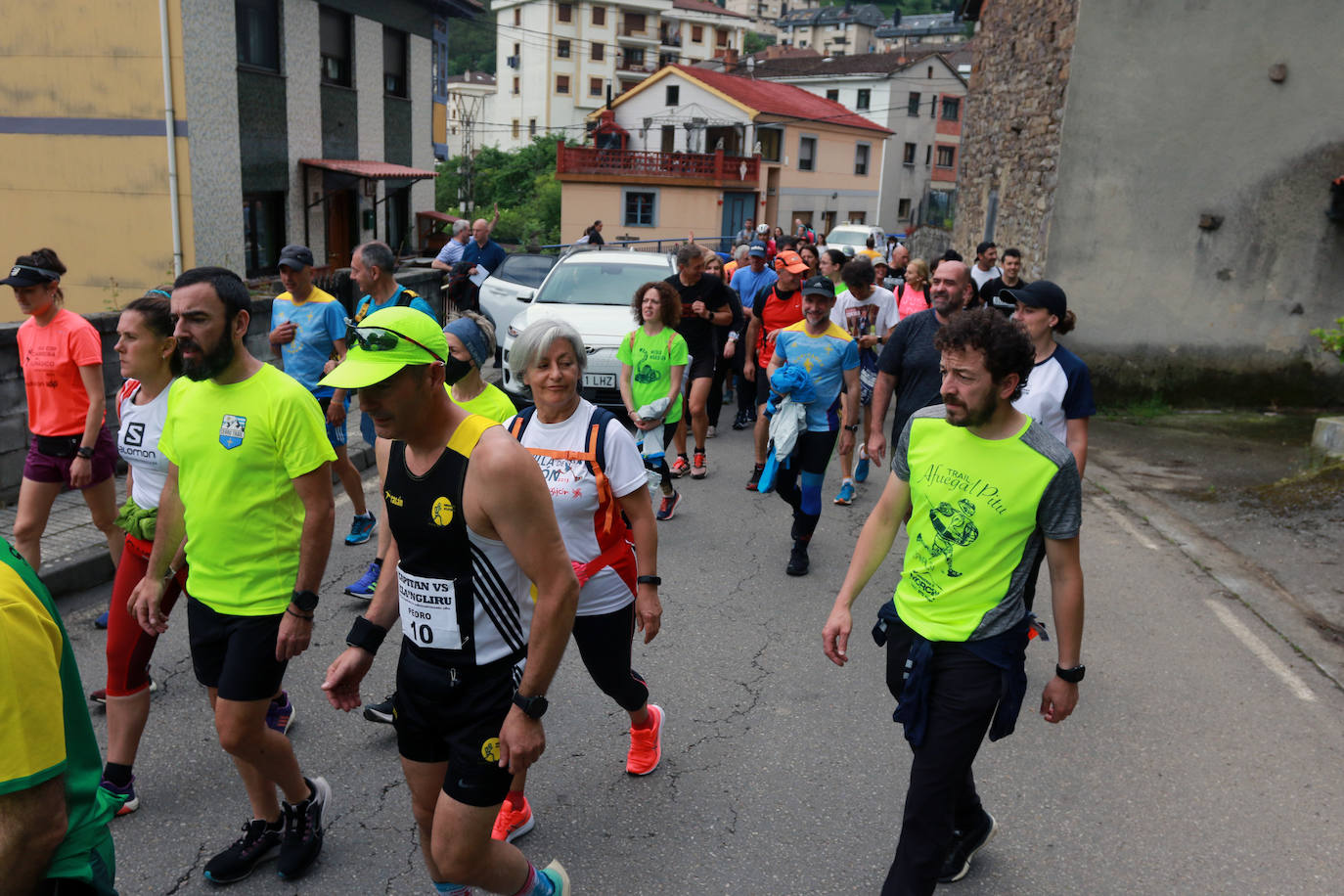 El exatleta José Luis Capitán, en silla de ruedas, volvió a la cima de L'Angliru rodeado de familia, amigos y deportistas para dar visibilidad a la ELA y recaudar fondos