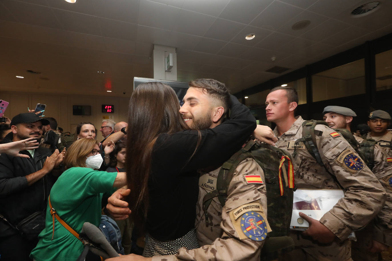 Los efectivos del Regimiento Príncipe' nº3 tomaban tierra este domingo en el aeropuerto de Asturias tras permanecer seis meses a 3.500 kilómetros de distancia de sus familias