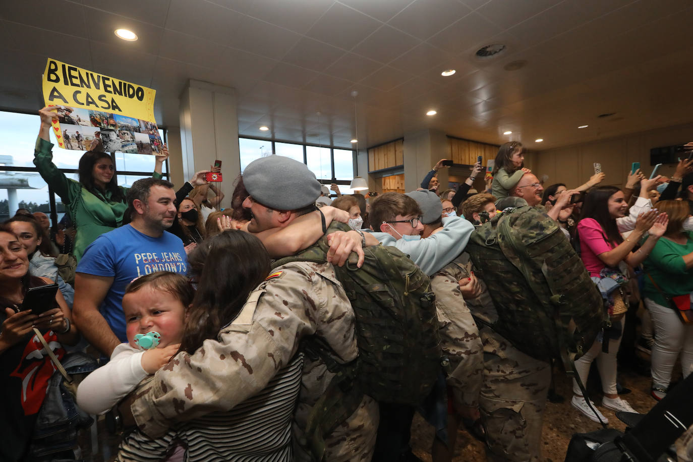 Los efectivos del Regimiento Príncipe' nº3 tomaban tierra este domingo en el aeropuerto de Asturias tras permanecer seis meses a 3.500 kilómetros de distancia de sus familias