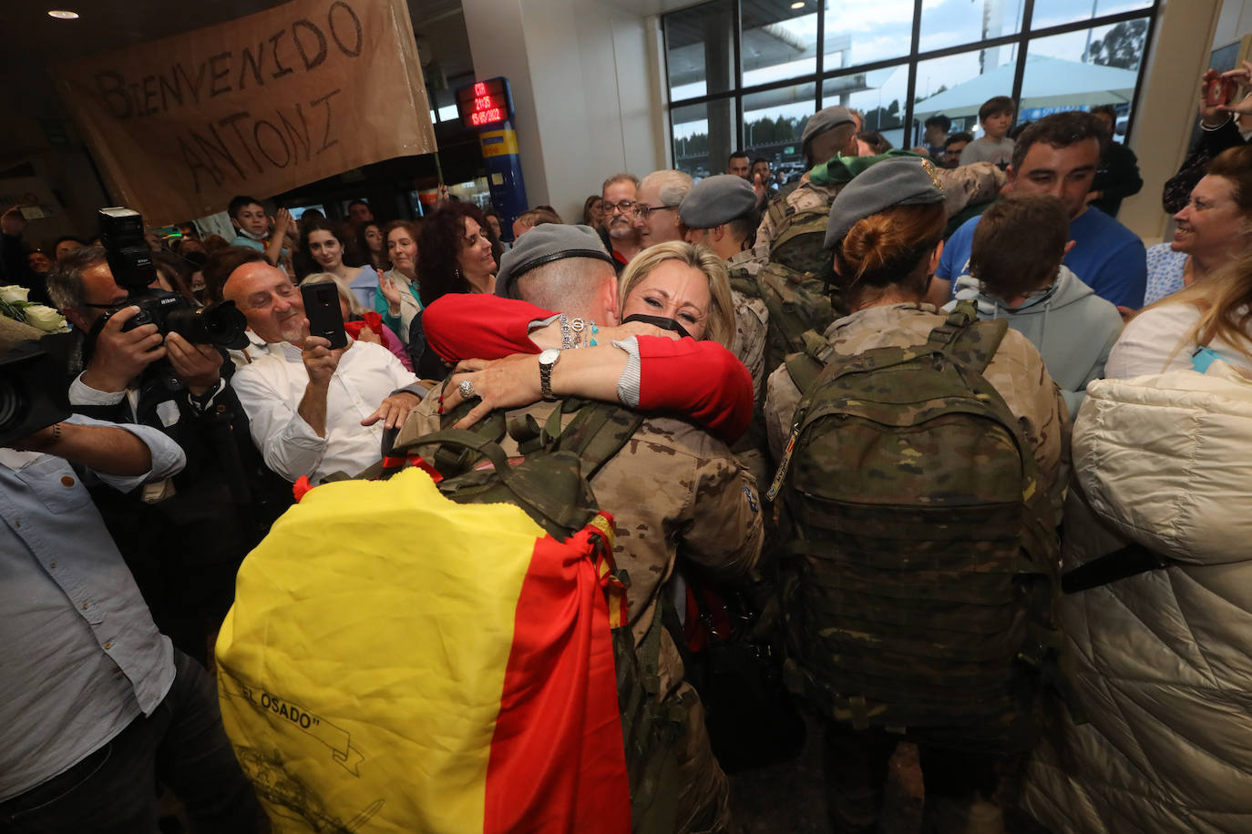 Los efectivos del Regimiento Príncipe' nº3 tomaban tierra este domingo en el aeropuerto de Asturias tras permanecer seis meses a 3.500 kilómetros de distancia de sus familias