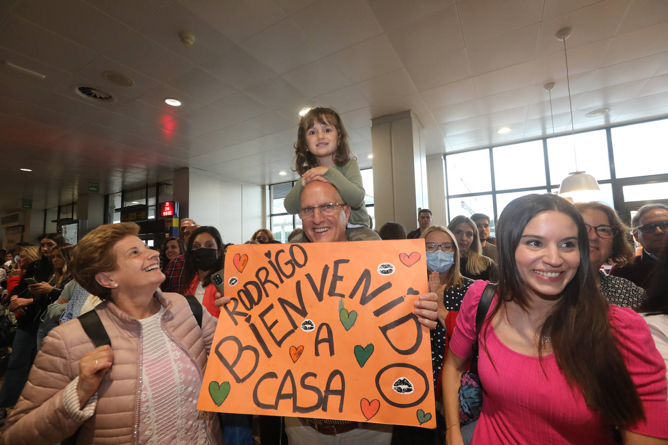 Los efectivos del Regimiento Príncipe' nº3 tomaban tierra este domingo en el aeropuerto de Asturias tras permanecer seis meses a 3.500 kilómetros de distancia de sus familias