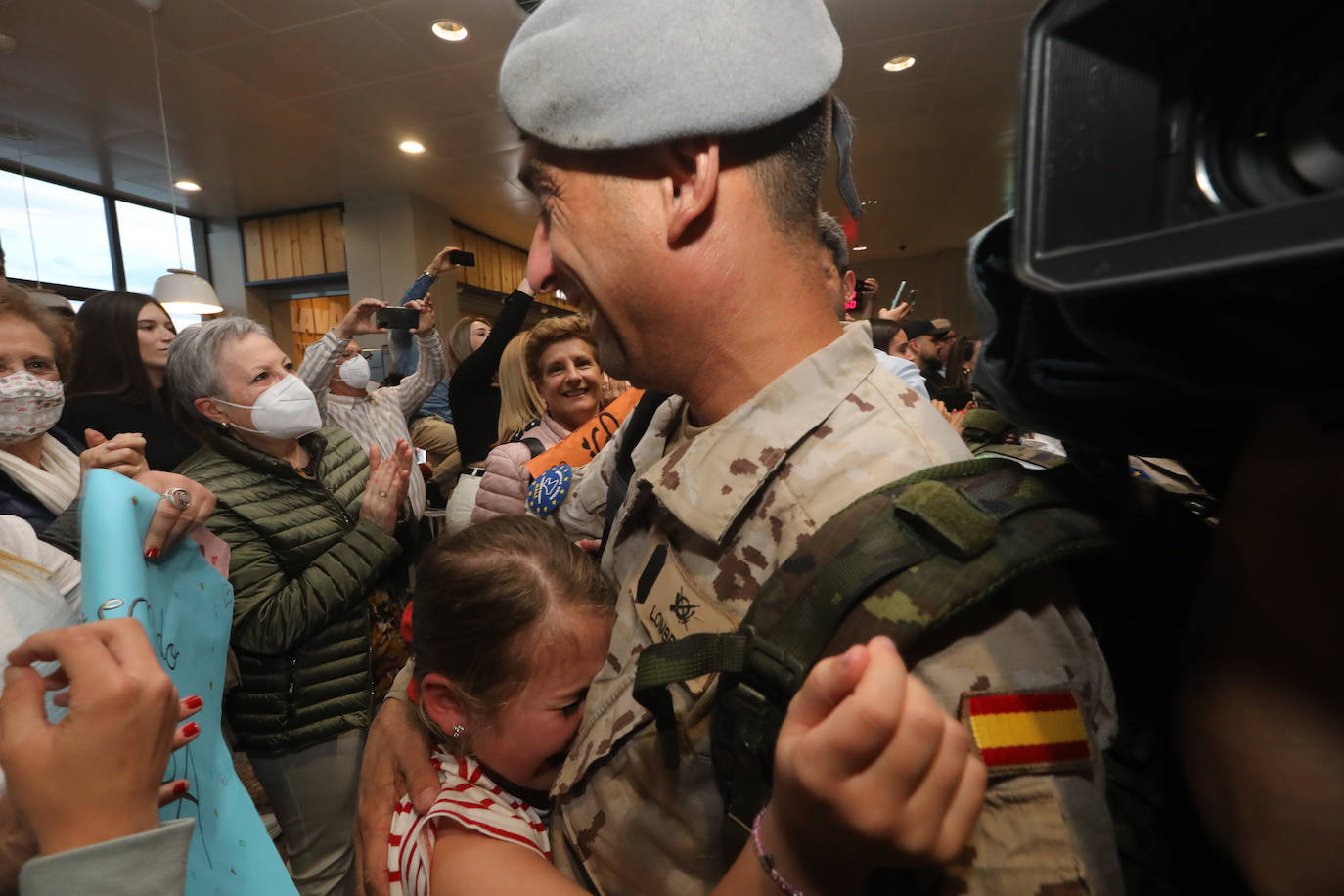 Los efectivos del Regimiento Príncipe' nº3 tomaban tierra este domingo en el aeropuerto de Asturias tras permanecer seis meses a 3.500 kilómetros de distancia de sus familias