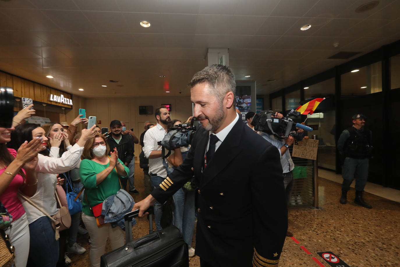 Los efectivos del Regimiento Príncipe' nº3 tomaban tierra este domingo en el aeropuerto de Asturias tras permanecer seis meses a 3.500 kilómetros de distancia de sus familias