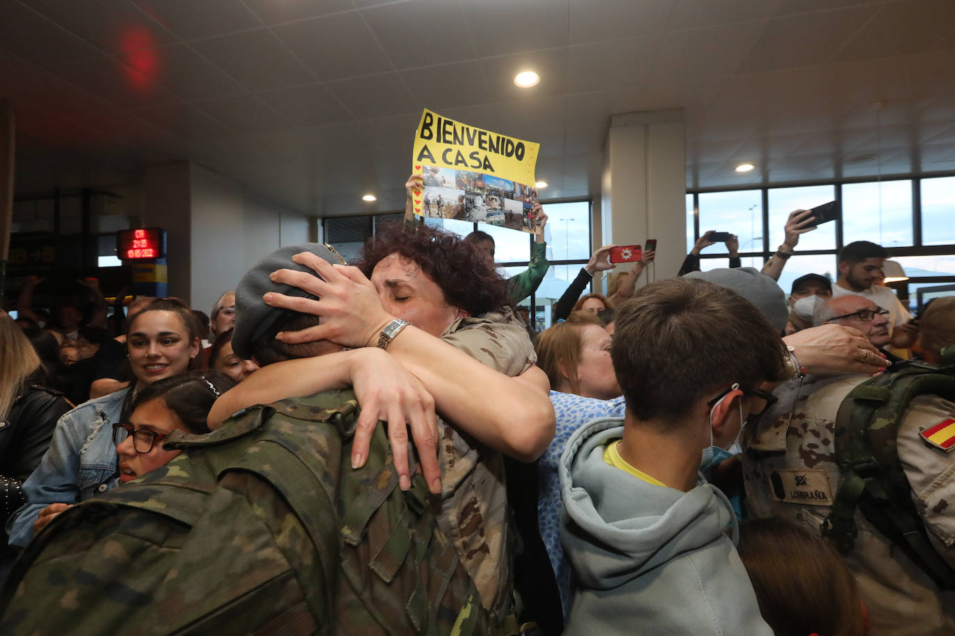 Los efectivos del Regimiento Príncipe' nº3 tomaban tierra este domingo en el aeropuerto de Asturias tras permanecer seis meses a 3.500 kilómetros de distancia de sus familias