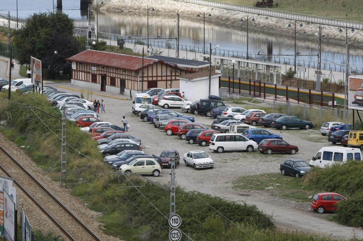 Imagen general del aparcamiento de la estación de Feve en Avilés. 