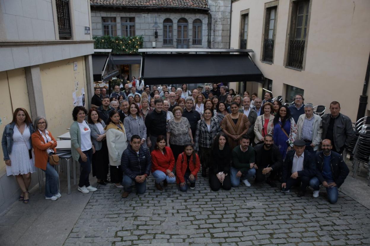 Algunos de los participantes en la segunda edición de FéminAs, frente al restaurante Blanco, en Cangas del Narcea. 