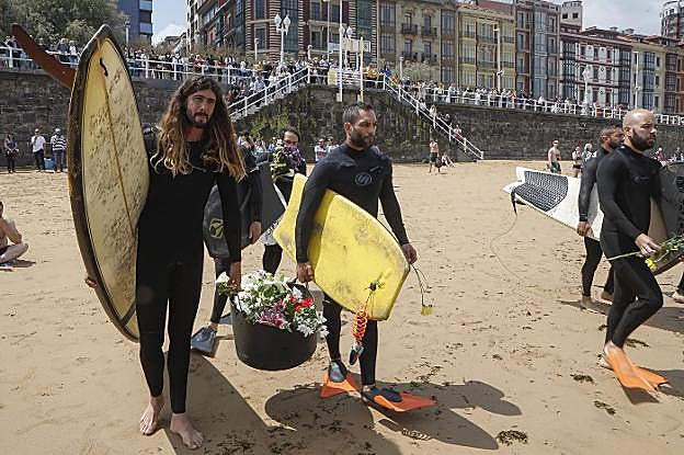 Los amigos surfistas de Joel Rionda le homenajearon haciendo un círculo con flores en la playa donde tantas veces surfeó. 
