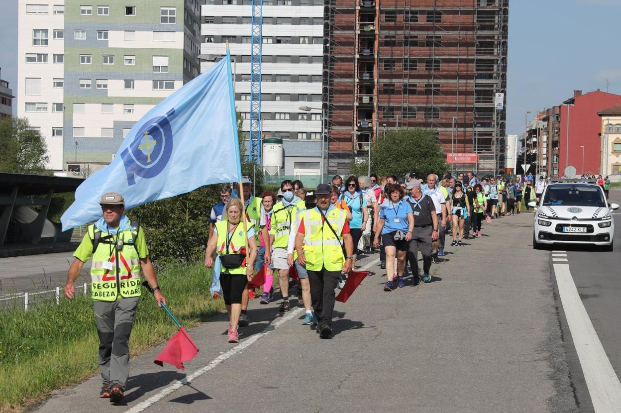 Los socios del Centro Asturiano durante la primera de las etapas de su marcha hasta Covadonga. 