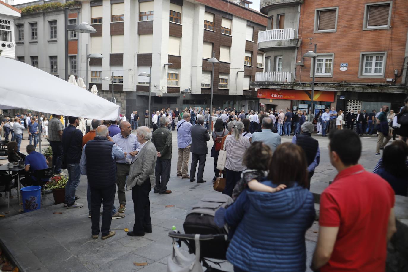Grado despide a Eduardo Suárez en un multitudinario funeral al que han acudido numerosas personas para arropar a su familia, reconociéndolo como uno de los vecinos más queridos. «Edu era un chaval generoso, cariñoso, atento, siempre de buen humor y al que le gustaban mucho las bromas», reconocía un amigo de la familia hace unos días. 