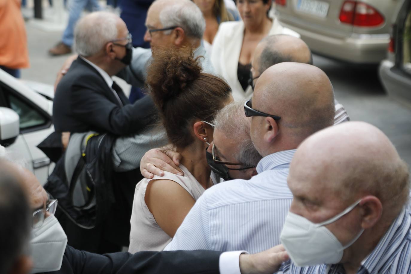 Grado despide a Eduardo Suárez en un multitudinario funeral al que han acudido numerosas personas para arropar a su familia, reconociéndolo como uno de los vecinos más queridos. «Edu era un chaval generoso, cariñoso, atento, siempre de buen humor y al que le gustaban mucho las bromas», reconocía un amigo de la familia hace unos días. 