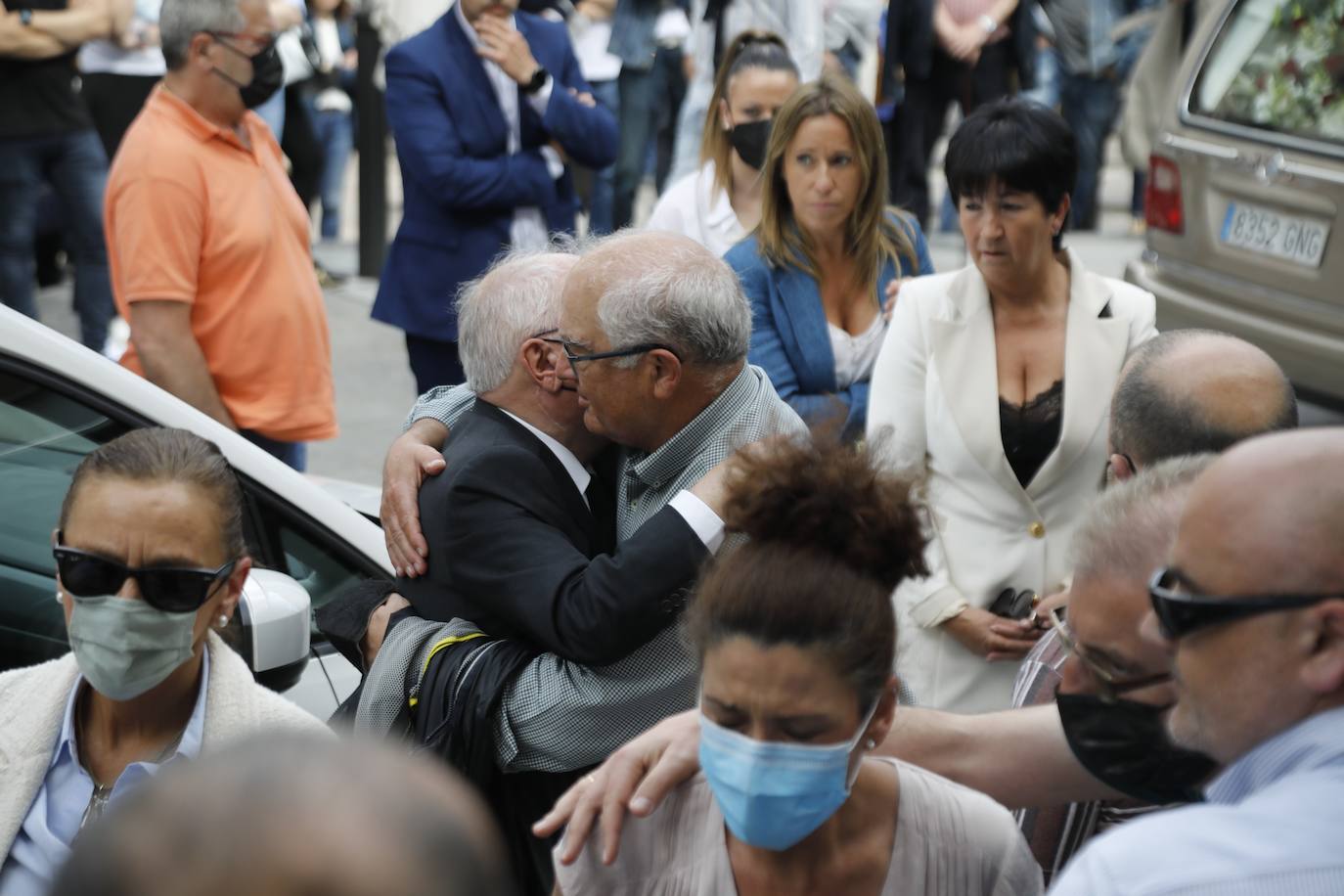 Grado despide a Eduardo Suárez en un multitudinario funeral al que han acudido numerosas personas para arropar a su familia, reconociéndolo como uno de los vecinos más queridos. «Edu era un chaval generoso, cariñoso, atento, siempre de buen humor y al que le gustaban mucho las bromas», reconocía un amigo de la familia hace unos días. 