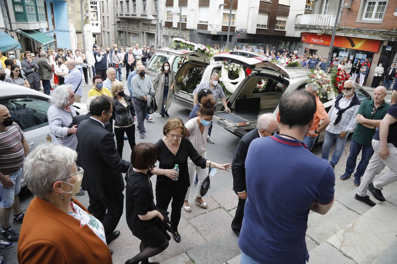 Grado despide a Eduardo Suárez en un multitudinario funeral al que han acudido numerosas personas para arropar a su familia, reconociéndolo como uno de los vecinos más queridos. «Edu era un chaval generoso, cariñoso, atento, siempre de buen humor y al que le gustaban mucho las bromas», reconocía un amigo de la familia hace unos días. 