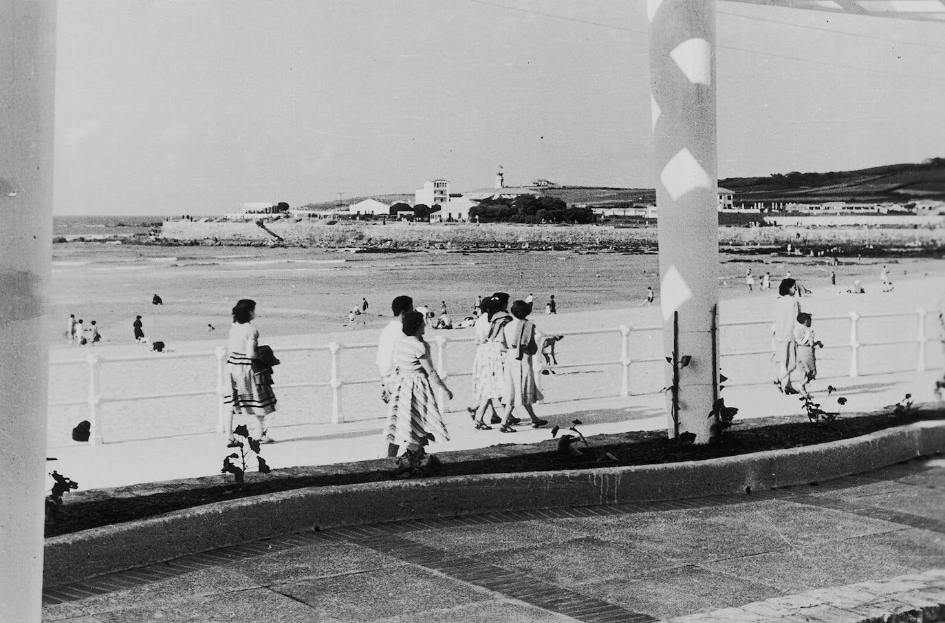 Cuatro décadas desde que se demoliesen las pérgolas del Muro de San Lorenzo, en Gijón. Un símbolo de esta zona de la ciudad cuya desaparición estuvo envuelto de polémica y división entre los vecinos.