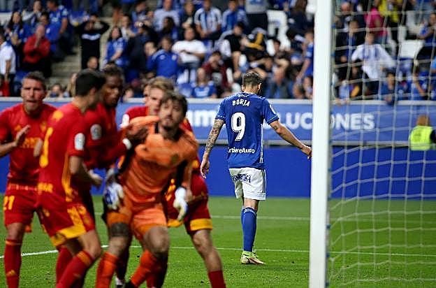 El Oviedo tropieza pero sigue en la pelea