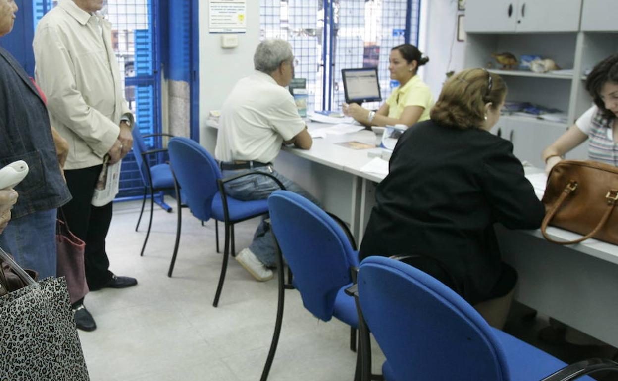 Varios jubilados esperan su turno. 