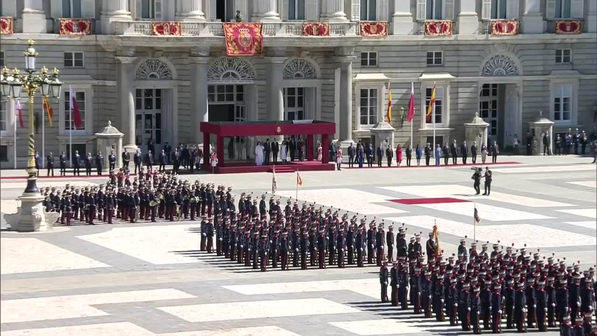 Los Reyes reciben al emir y jequesa de Qatar en el Palacio Real