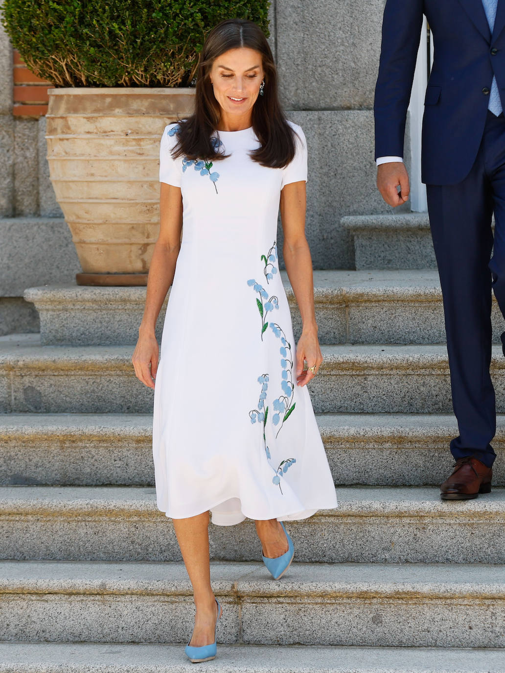 Letizia, con un primaveral look firmado por Carolina Herrera.