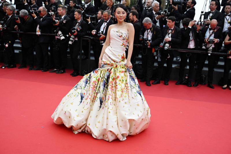 El Festival de Cannes reune cada año a los mejores actores y directores de cine del panorama internacional, que acostumbran a deslumbrar con sus looks. Este miércoles Tom Cruise ha reaparecido en la 75 edición del festival, tras tres décadas sin acudir al certamen francés, y lo hizo a su manera, aterrizando su propio helicóptero. El actor ha acudido a la 'premier' de 'Top Gun: Maverick', donde interpreta al capitán Pete Mitchell (Maverick) 
