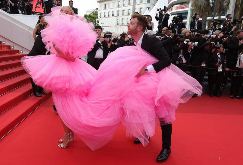 El Festival de Cannes reune cada año a los mejores actores y directores de cine del panorama internacional, que acostumbran a deslumbrar con sus looks. Este miércoles Tom Cruise ha reaparecido en la 75 edición del festival, tras tres décadas sin acudir al certamen francés, y lo hizo a su manera, aterrizando su propio helicóptero. El actor ha acudido a la 'premier' de 'Top Gun: Maverick', donde interpreta al capitán Pete Mitchell (Maverick) 