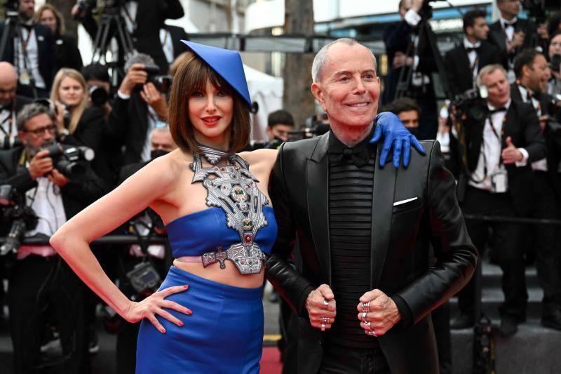 El Festival de Cannes reune cada año a los mejores actores y directores de cine del panorama internacional, que acostumbran a deslumbrar con sus looks. Este miércoles Tom Cruise ha reaparecido en la 75 edición del festival, tras tres décadas sin acudir al certamen francés, y lo hizo a su manera, aterrizando su propio helicóptero. El actor ha acudido a la 'premier' de 'Top Gun: Maverick', donde interpreta al capitán Pete Mitchell (Maverick) 