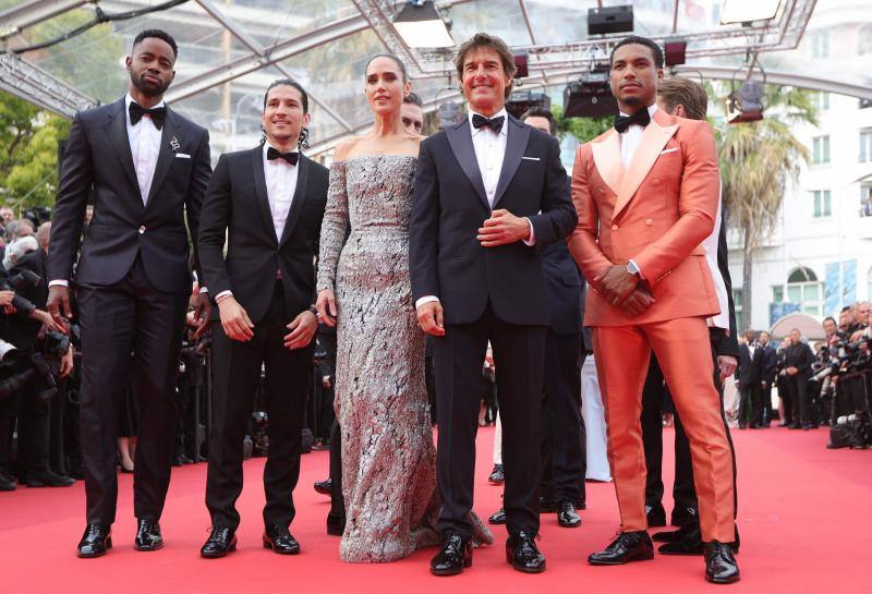 El Festival de Cannes reune cada año a los mejores actores y directores de cine del panorama internacional, que acostumbran a deslumbrar con sus looks. Este miércoles Tom Cruise ha reaparecido en la 75 edición del festival, tras tres décadas sin acudir al certamen francés, y lo hizo a su manera, aterrizando su propio helicóptero. El actor ha acudido a la 'premier' de 'Top Gun: Maverick', donde interpreta al capitán Pete Mitchell (Maverick) 