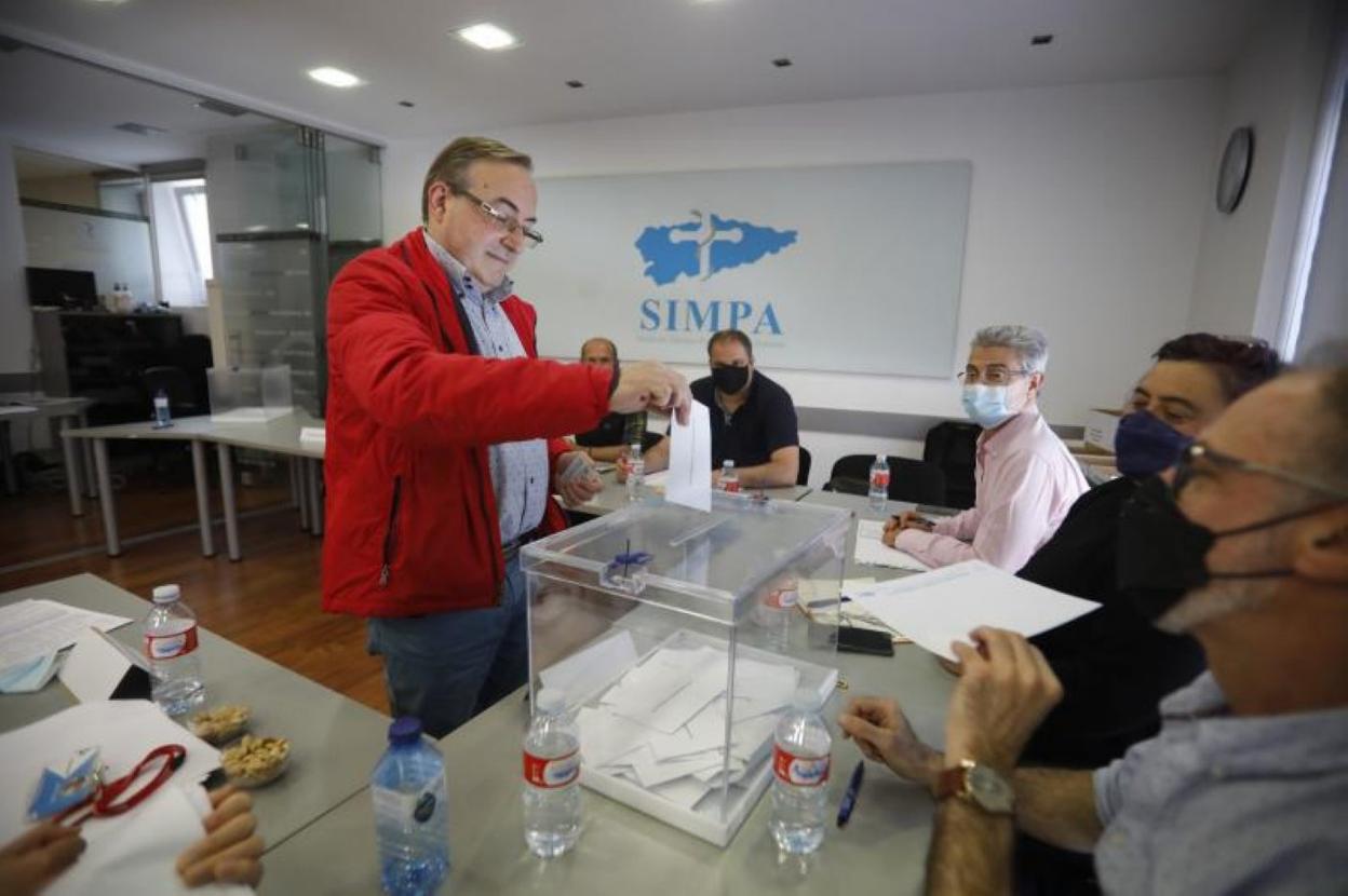 José Antonio Vidal, emitiendo su voto. 