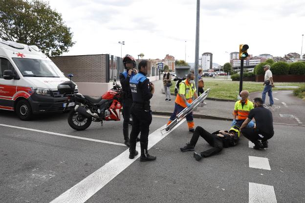 El motorista fue atendido por los sanitarios. 