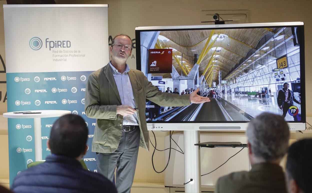 El director general de Enseñanzas Profesionales, Javier Cueli, en una jornada sobre FP dual .