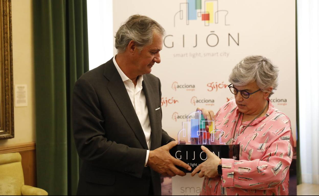 José Manuel Entrecanales, presidente ejecutivo de Acciona y Ana González, alcaldesa de Gijón.