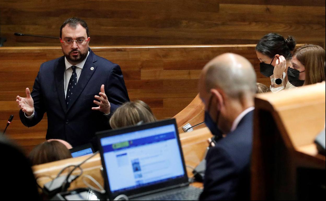 Adrián Barbón, en el Pleno de la Junta General.